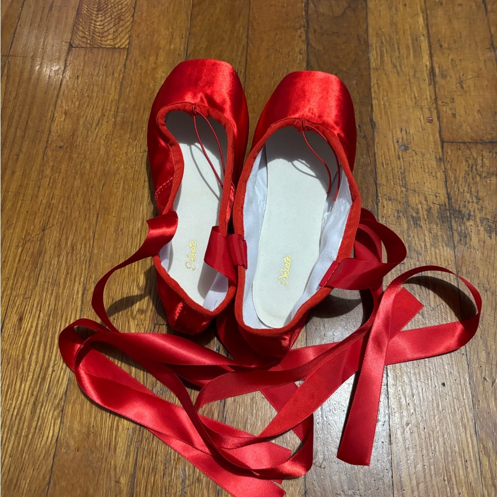 Red point shoes